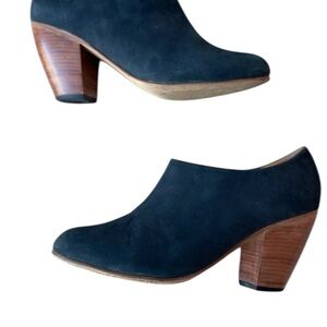 Dieppa Restrepo Elegant dark olive suede heels size 7